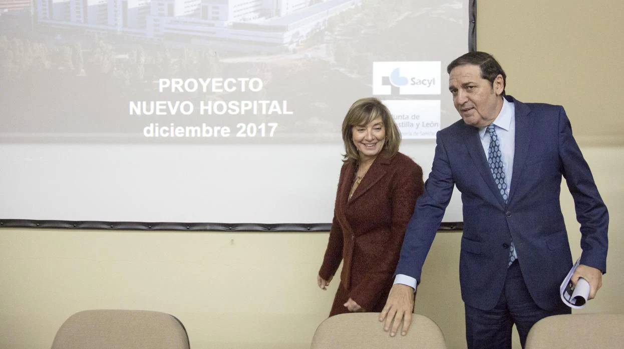 El consejero de Sanidad, junto a la hasta ahora gerente del Complejo Asistencia de Salamanca, Cristina Granados