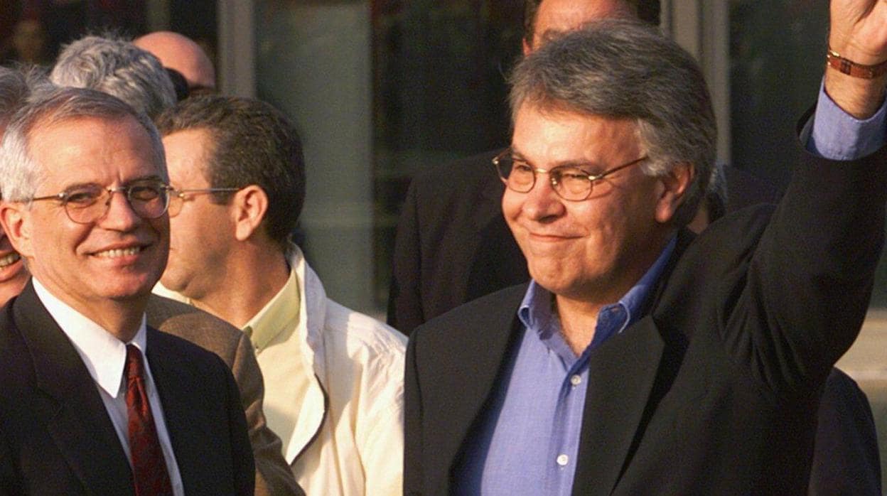 El candidato a las elecciones europeas del 26-M, Josep Borrell, junto a Felipe González, en una imagen de archivo