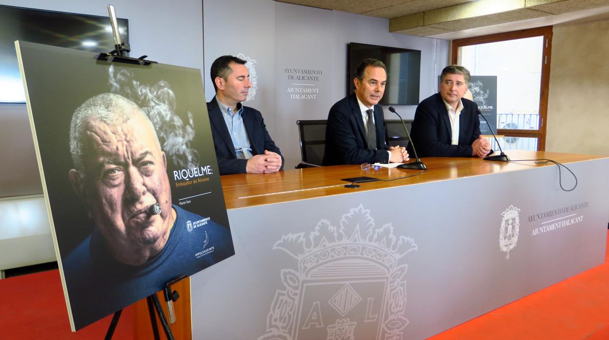 Imagen de la presentación del libro de Riquelme