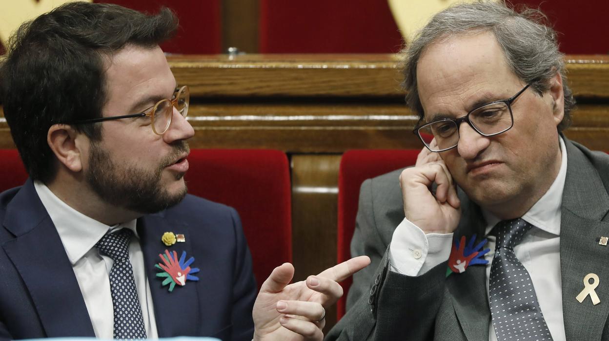 Quim Torra y el vicepresidente catalán, Pere Aragonès, en el Parlament