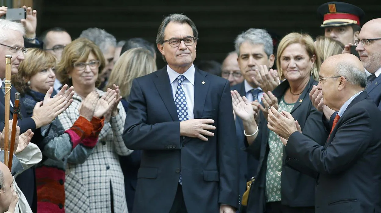 El expresidente Artur Mas saluda a simpatizantes tras declarar como imputado por el 9-N en octubre de 2015
