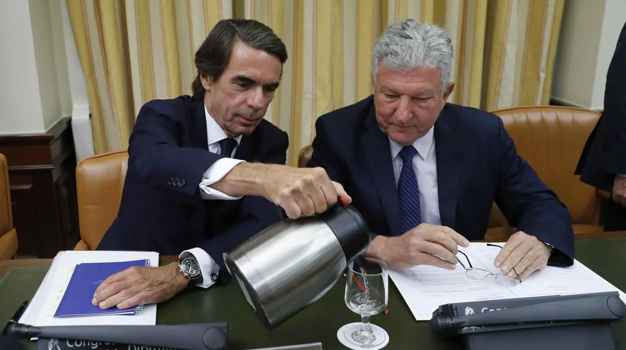 El expresidente del Gobierno José María Aznar junto al presidente de la Comisión de Investigación presunta financiación ilegal del Partido Popular