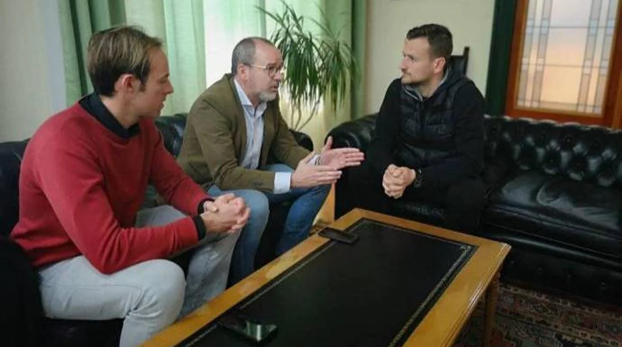 Alfonso (a la derecha), en una reciente reunión con el alcalde, Alberto González (en el centro), y en presencia de su hermano Alfonso