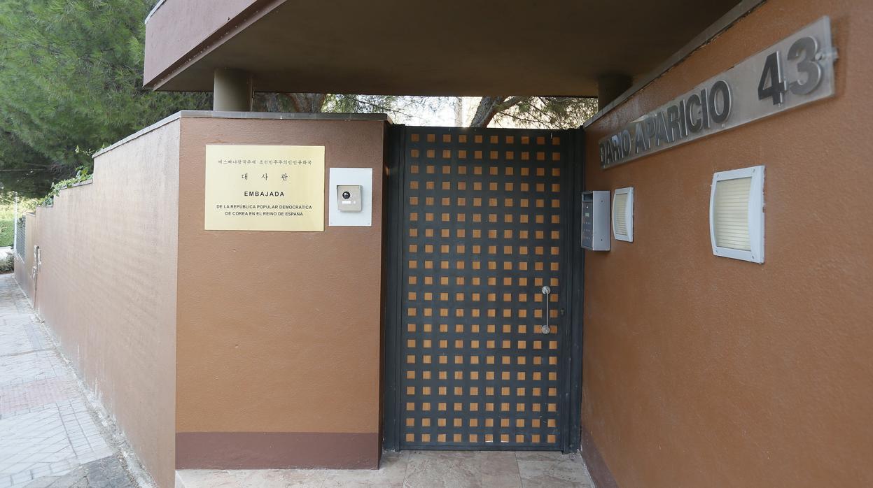 Entrada de la embajada coreana en Madrid