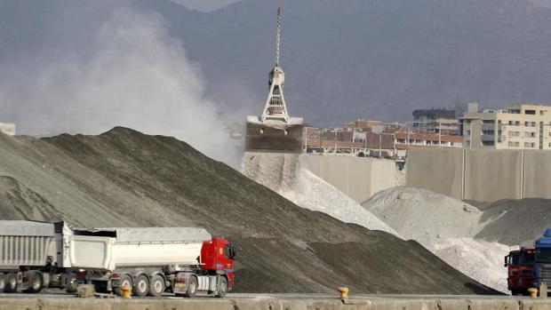 Parón de 24 horas en el puerto de Alicante para frenar la contaminación