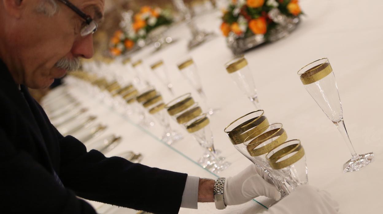 El conserje mayor prepara la mesa para la cena de gala en el Palacio Real