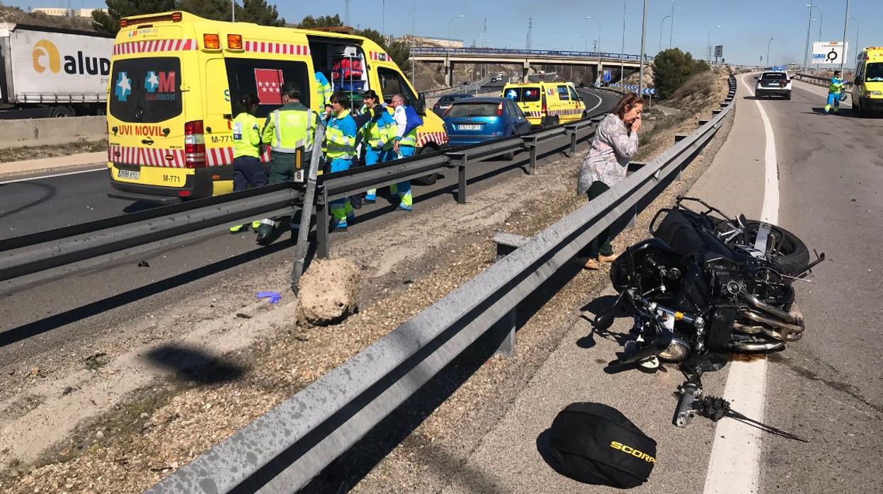 La moto de la víctima, tendida en la A-4 tras el accidente