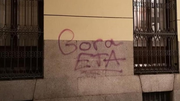 Estupor ante la aparición de una pintada con el lema «Gora ETA» en Lavapiés