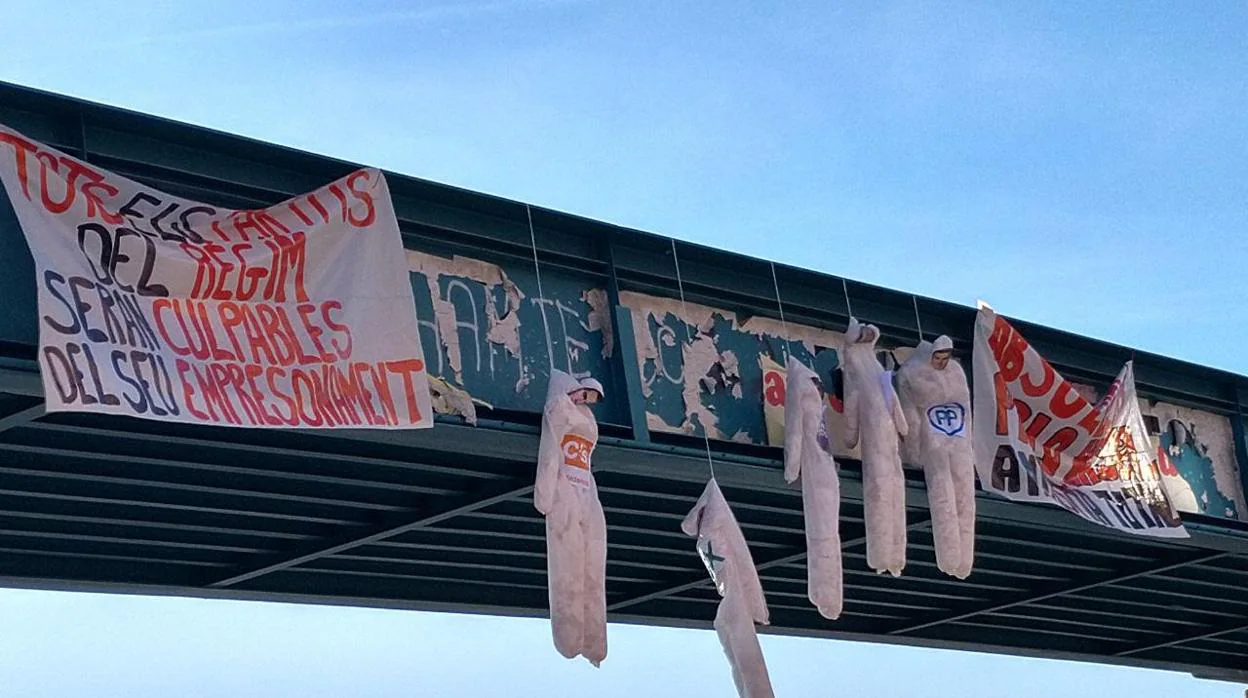 Cuelgan de un puente de Lérida muñecos «ahorcados» con los logos de Ciudadanos, PP, PSC y Vox