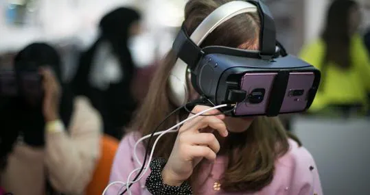 Una niña prueba las gafas virtuales en el Youth Mobile 2019