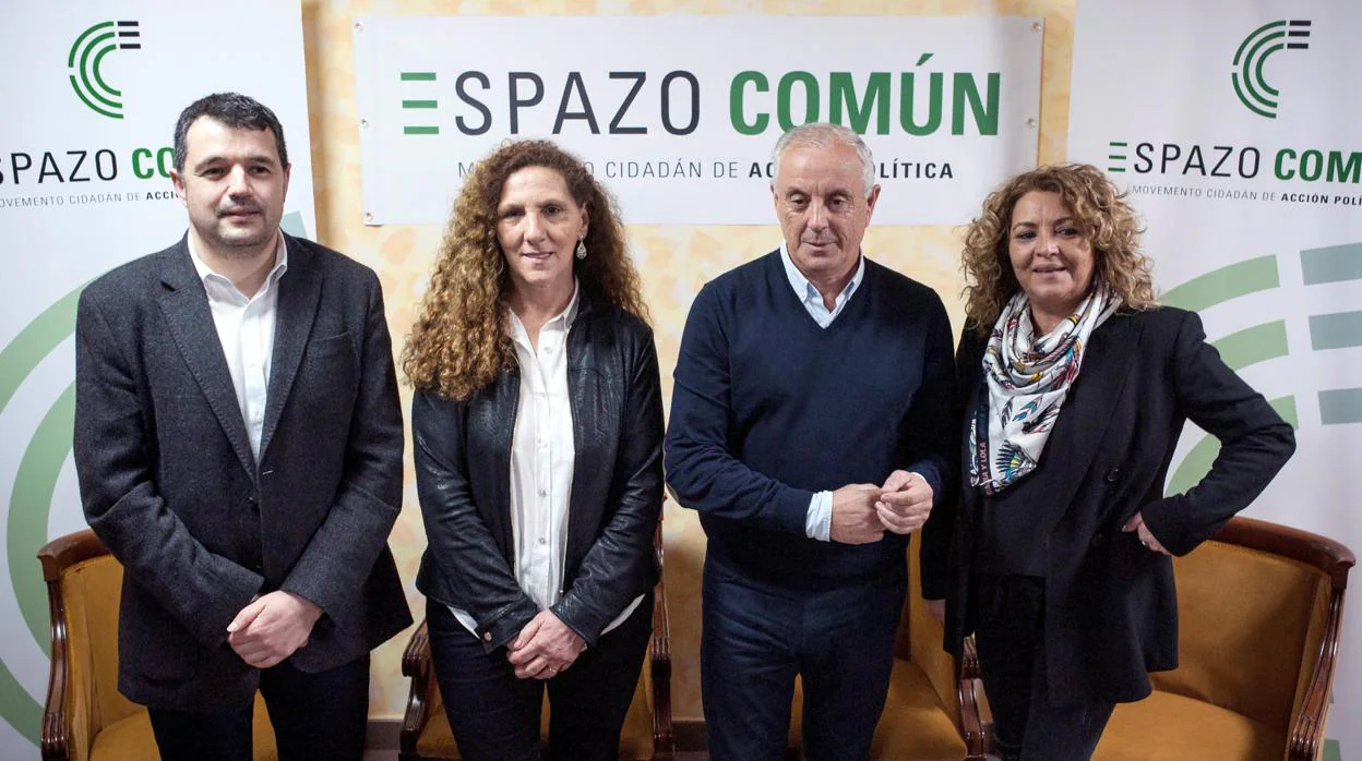 Pachi Vázquez junto a los exmilitantes socialistas, Francisco Fraga, Ana María Rodríguez y María Quintas
