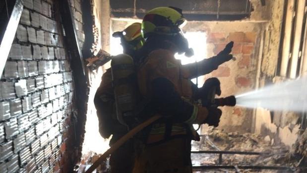 Muere una mujer de 70 años por un incendio en su casa y se salva su perro