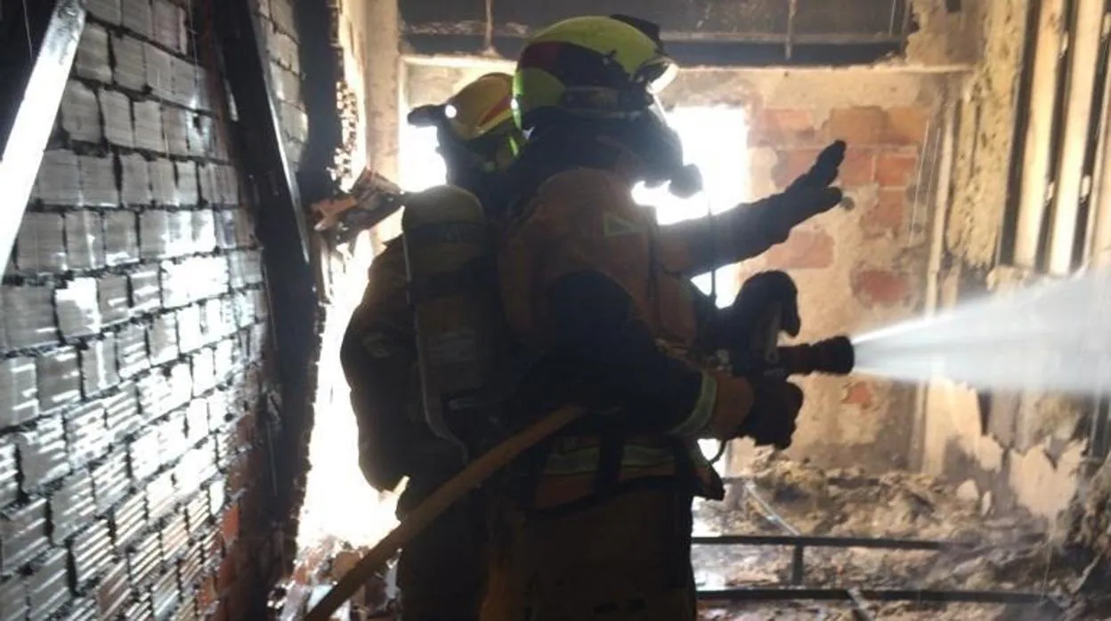 Intervención de Bomberos en un incendio en Benidorm