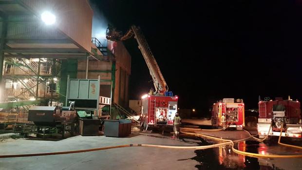 Grave incendio en una fábrica de biomasa de Ejea de los Caballeros