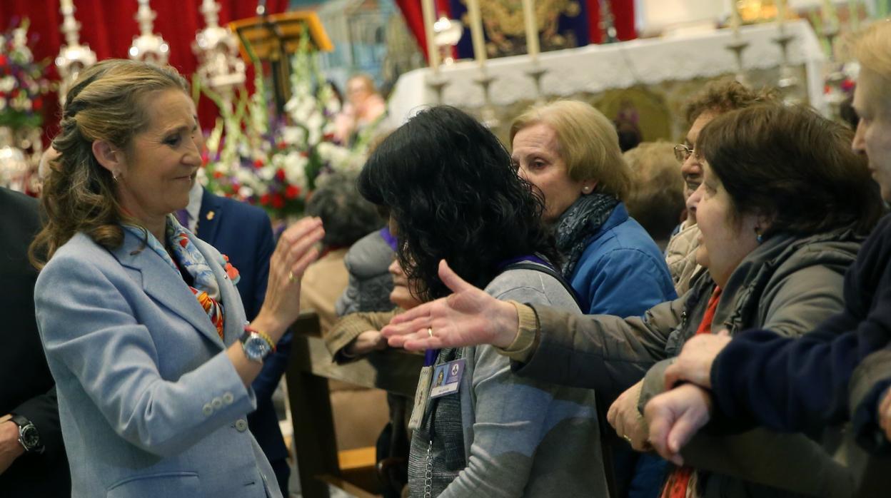 La infanta Elena saluda a los feligreses frente al Cristo de Medinaceli