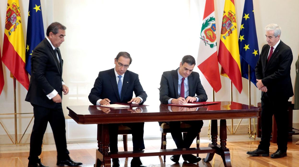 El presidente de Perú, Martín Vizcarra, y el presidente del Gobierno de España, Pedro Sánchez, ayer en La Moncloa