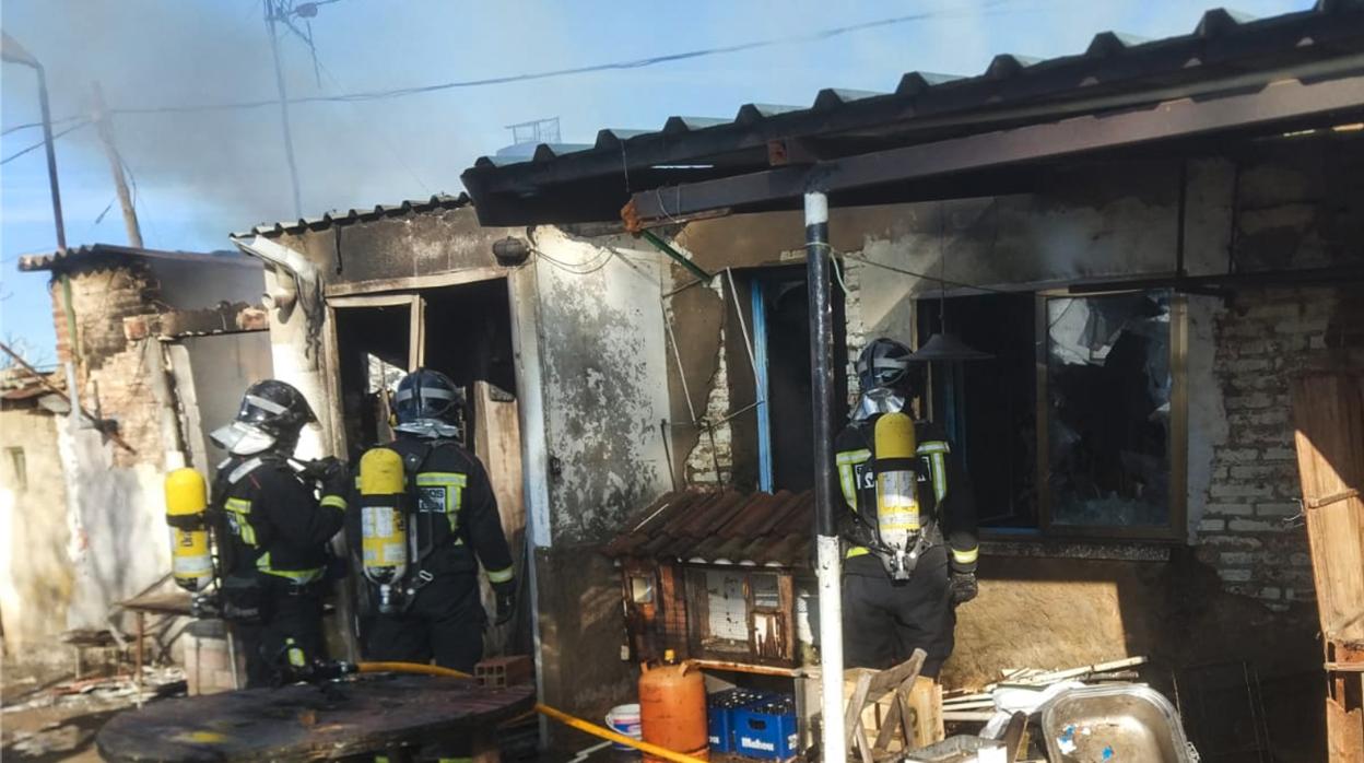 Los bomberos trabajan en el incendio registrado en una vivienda de Santa Olaja de la Ribera (León)