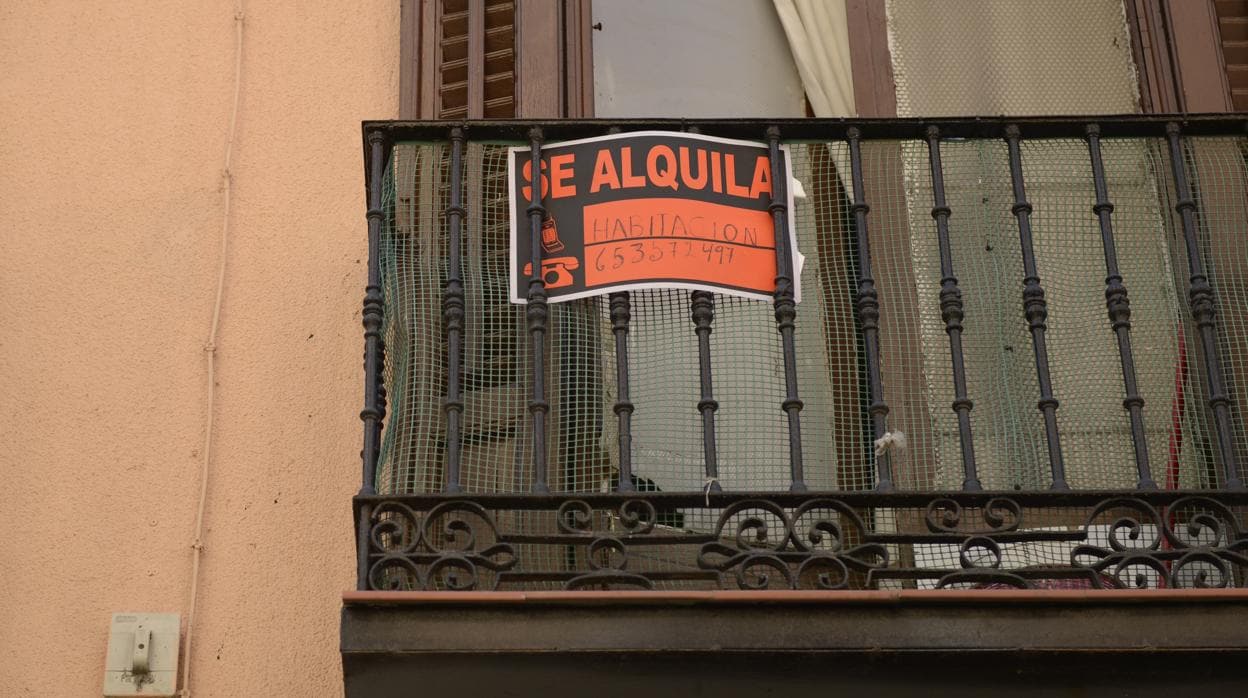 Cartel de «se alquila» en un edificio el barrio de Malasaña