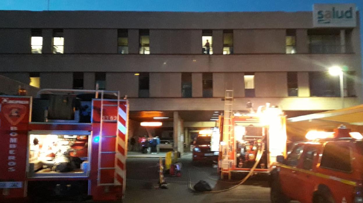 Dotaciones de bomberos, durante su intervención en el hospital bilbilitano