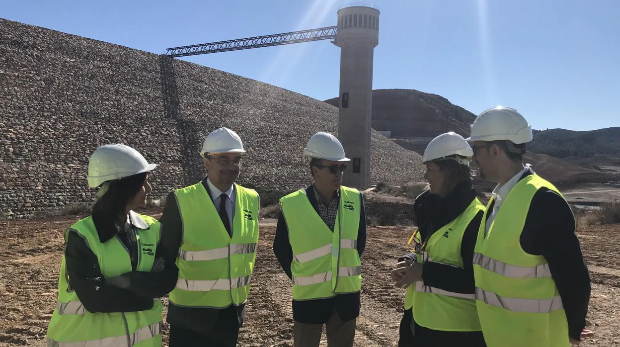 La delegada del Gobierno, el presidente Lambán, Sánchez Quero y la presidenta de la CHE, a los pies de la presa de Mularroya durante la vistia que han girado a las obras