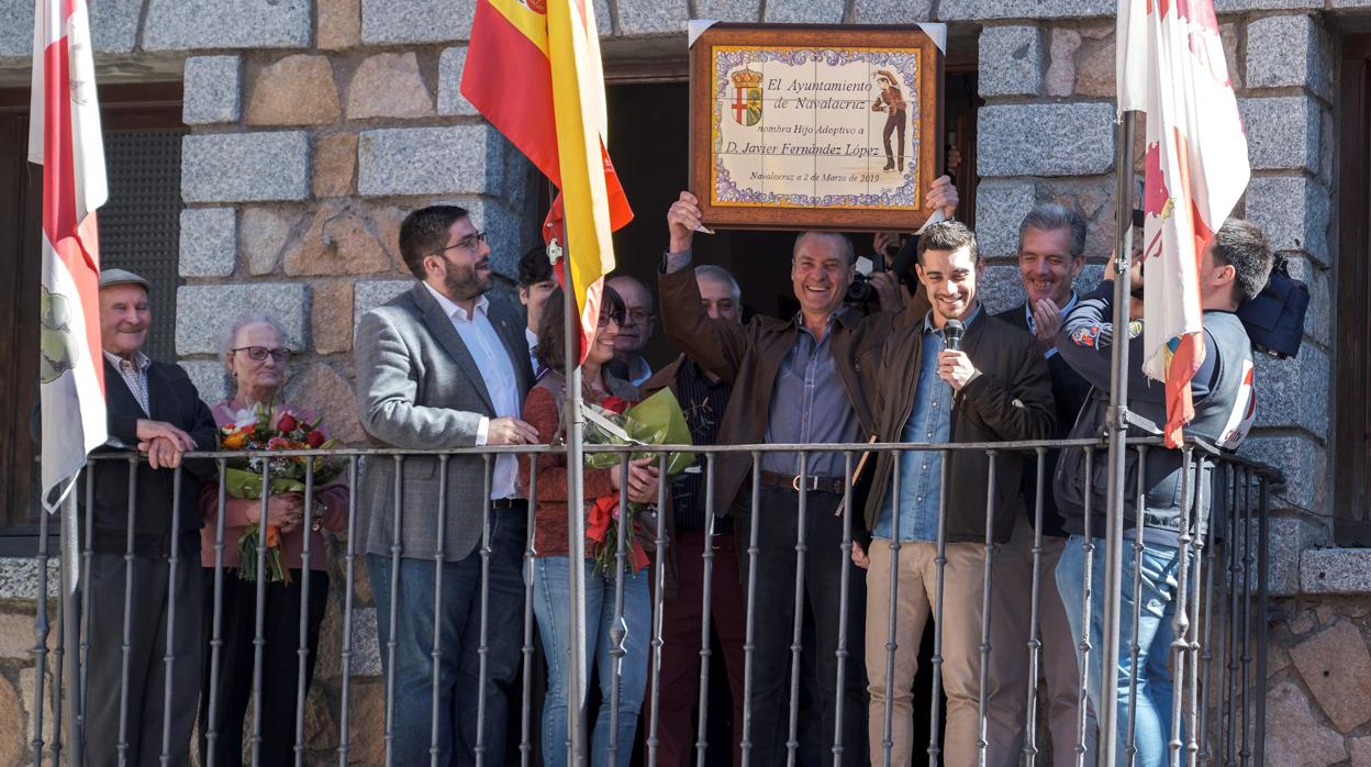 Javier Fernández recibe el título de Hijo Adopptivo de Navalacruz (Ávila), una distinción que ya recibió Iker Casillas en 2015