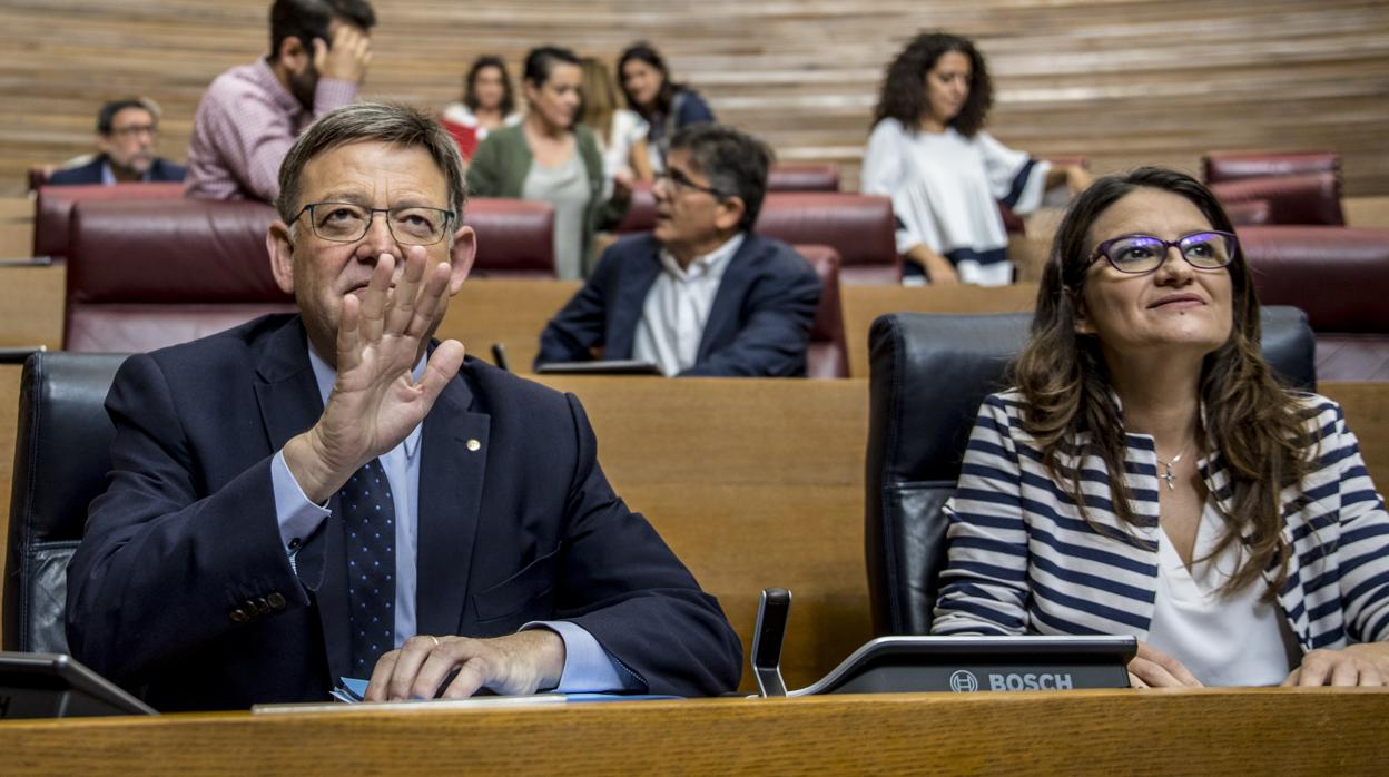 Imagen de Ximo Puig y Mónica Oltra tomada en las Cortes Valencianas