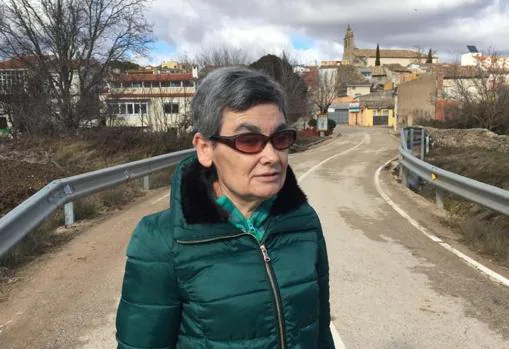 María Jesús Cañamares, en la carretera que da accceso a Jábaga (Cuenca)