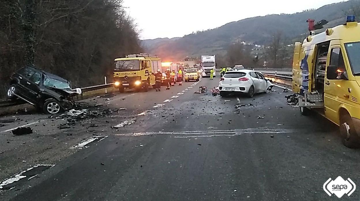 Imagen del accidente en la A-66, en Lena, en el que han fallecido dos varones