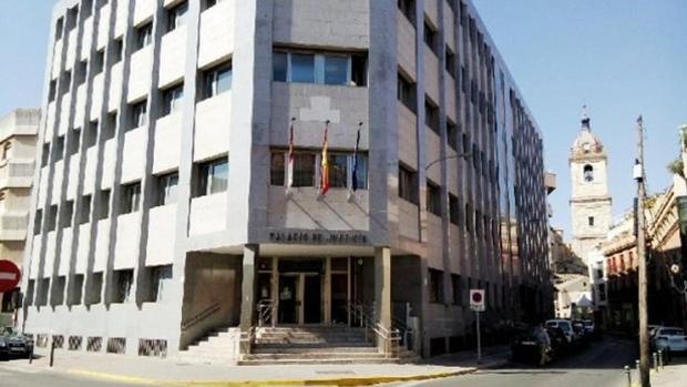 Juzgan a un acusado de intentar matar a hachazos a un hombre tras discutir en un bar de Puertollano