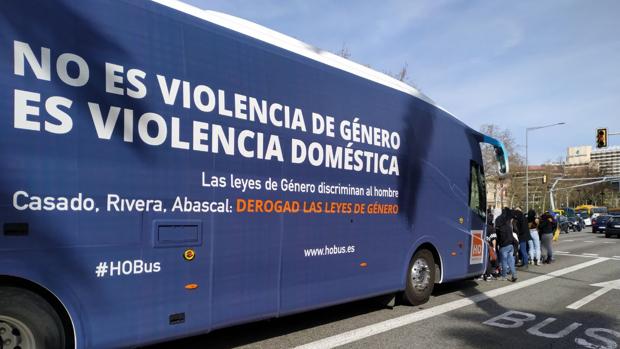 El autobús de Hazte Oír se marcha de Barcelona tras ser atacado por radicales, multado por el Ayuntamiento y denunciado por la Fiscalía