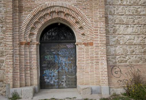 La puerta y el muro sur de la ermita, vandalizado