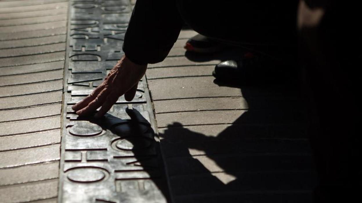 Detalle del memorial, incrustado en el pavimento de la Rambla