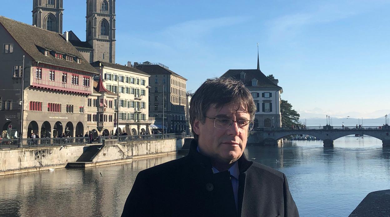 El expresidente catalán Carles Puigdemont, atiende a la prensa este miércoles en Zúrich (Suiza)