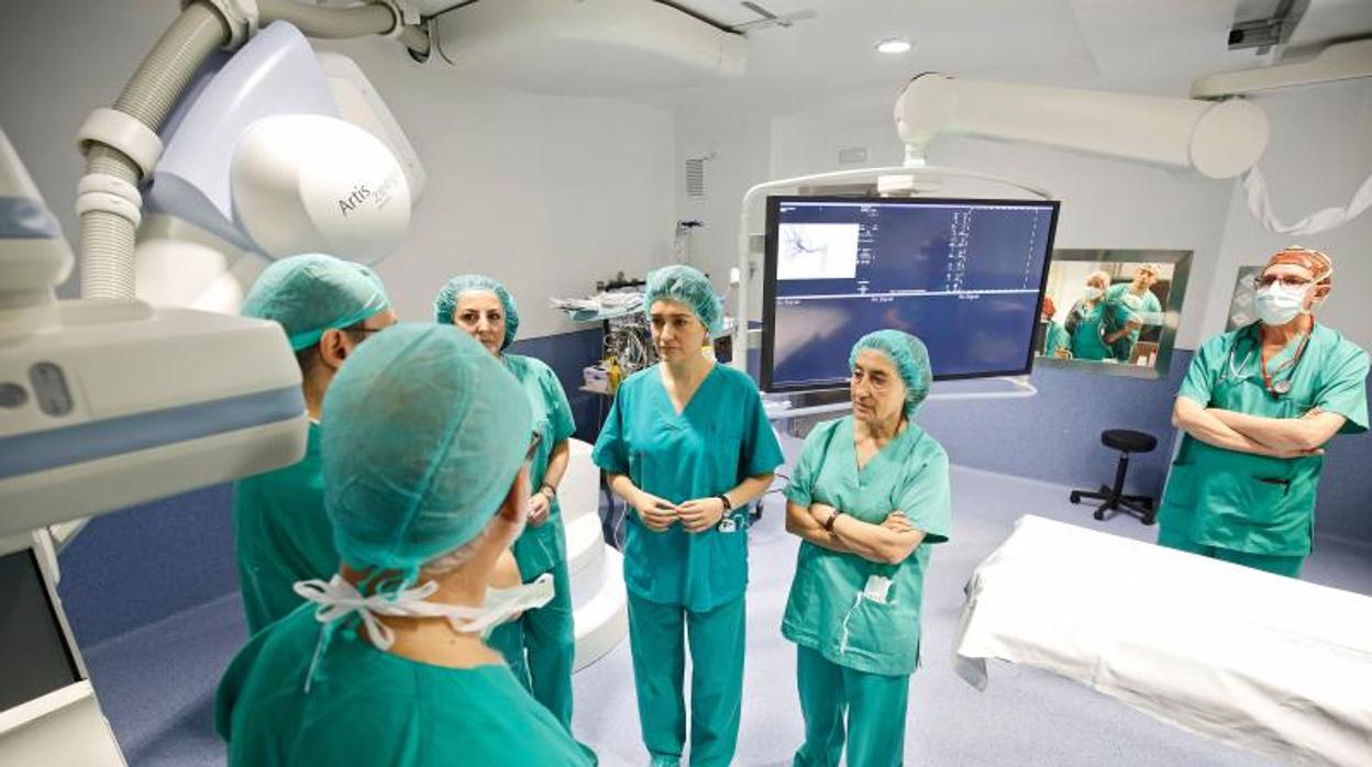 Visita institucional a un quirófano del Hospital Peset de Valencia