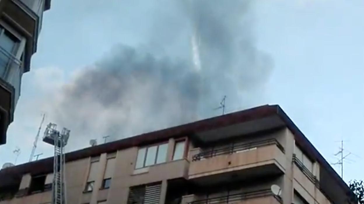 Humo negro saliendo del incendio en el inmueble de Elche donde ha muerto un hombre