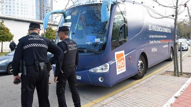 La Policía de Valencia detiene el autobús de Hazte Oír por incumplir la ITV con sus pegatinas