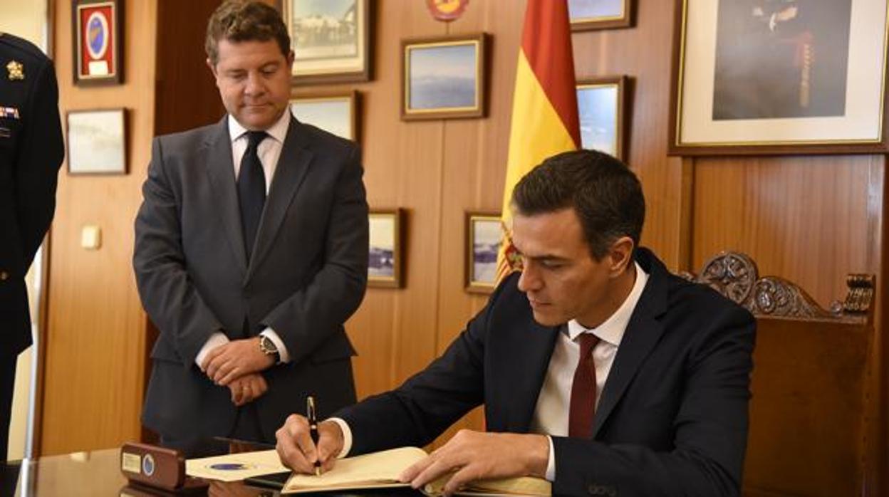 Emiliano García-Page, junto a Pedro Sánchez, en una imagen de archivo