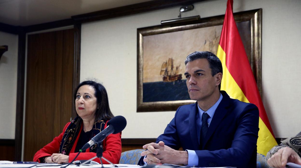 Sánchez, junto a la ministra Margarita Robles en una imagen de archivo