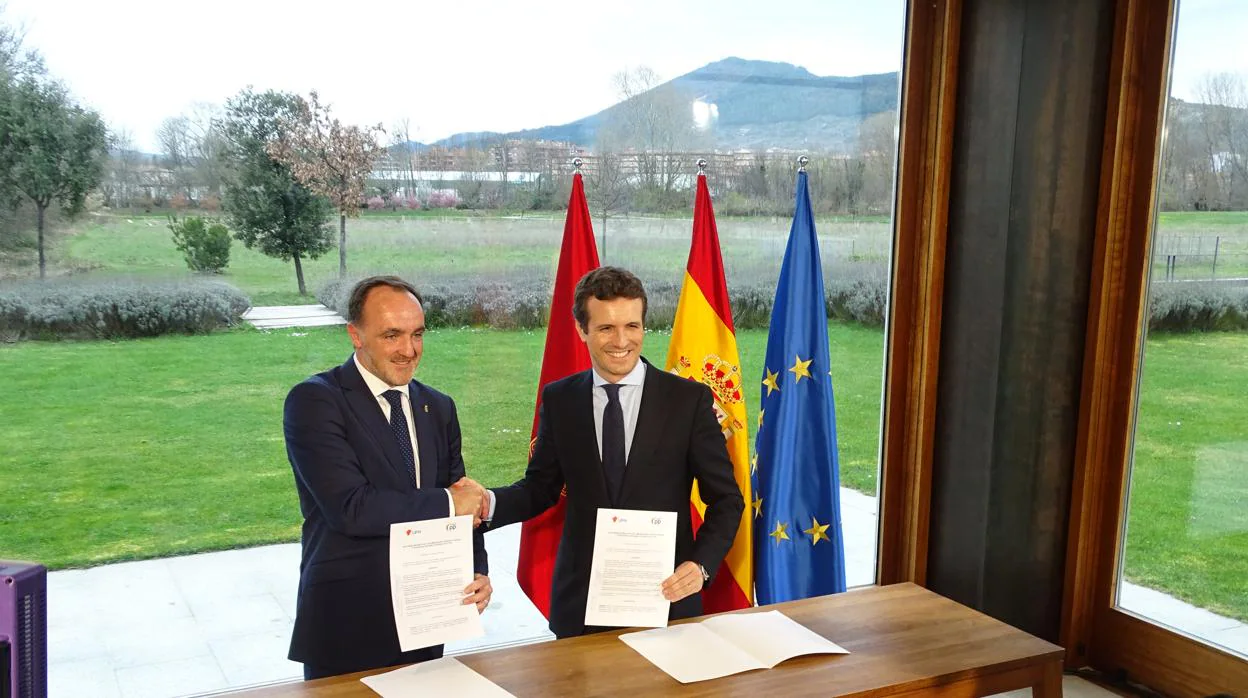 Pablo Casado y Javier Esparza tras la firma del acuerdo