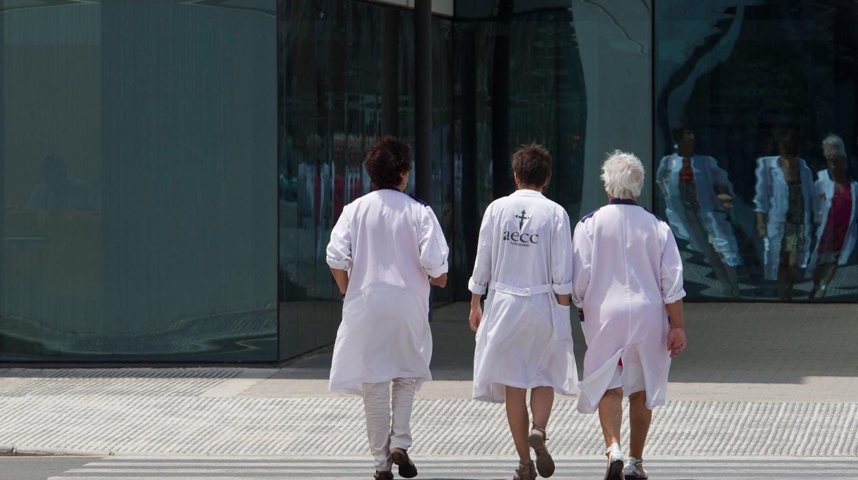 Imagen de tres trabajadoras del hospital La Fe de Valencia