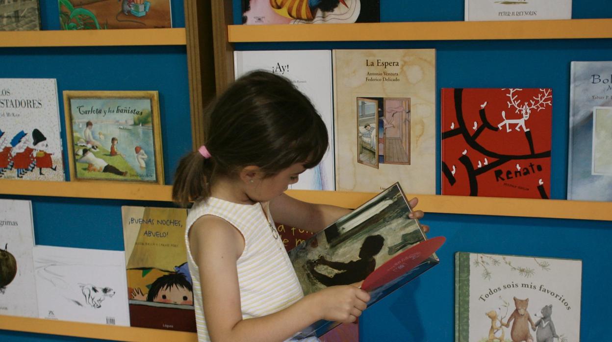 Una niña, leyendo un cuento