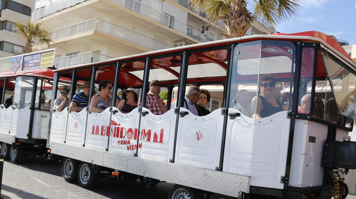 Imagen de un grupo de turistas británicos en Benidorm