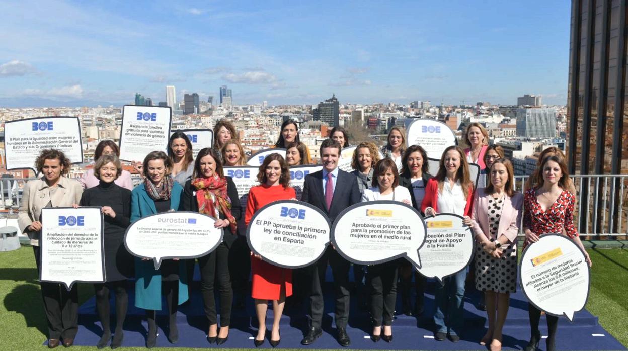 Pablo Casado, con mujeres candidatas del PP, hoy en Madrid