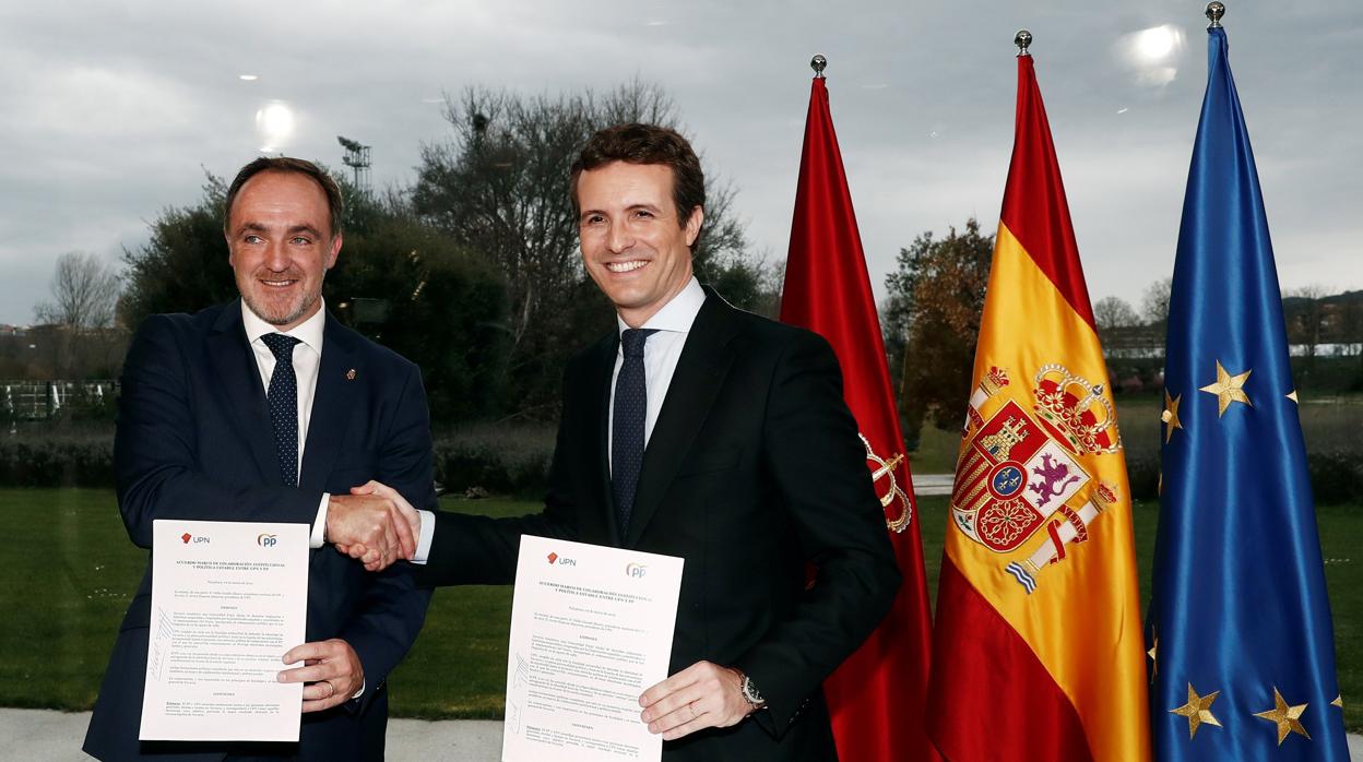 Javier Esparza (UPN) y Pablo Casado (PP), en la firma del acuerdo de coalición, el miércoles en Pamplona