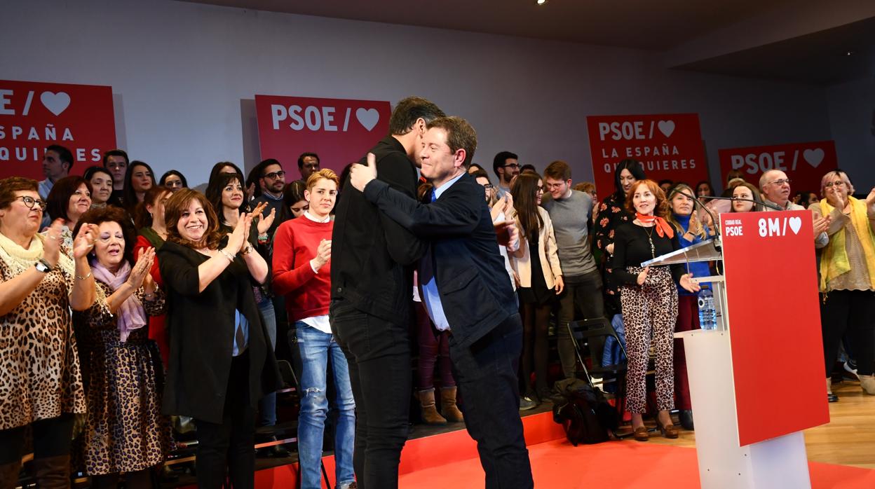 Sánchez y Page se abrazan en el acto público del PSOE en Ciudad Real