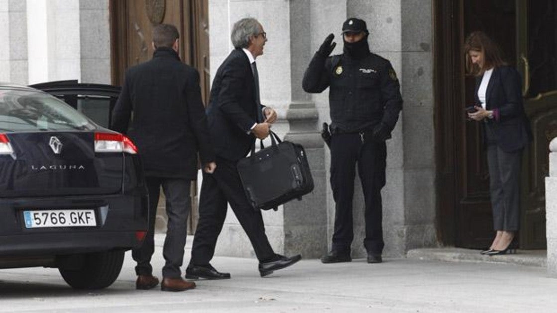 El fiscal. Jaime Moreno, con un maletín en la mano, a su llegada al Tribunal Supremo, en la duodécima jornada del juicio del procés