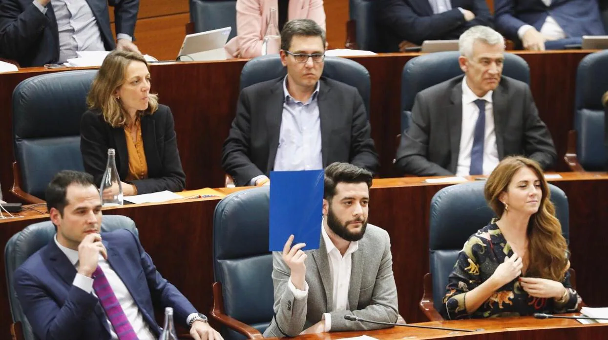 El diputado César Zafra hace uso, por primera vez, de la «tarjeta azul» en la Asamblea madrileña