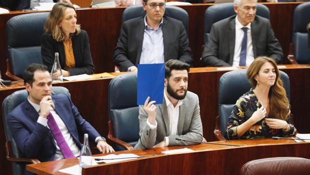 Un diputado de Cs estrena la «tarjeta azul» del nuevo reglamento de la Asamblea