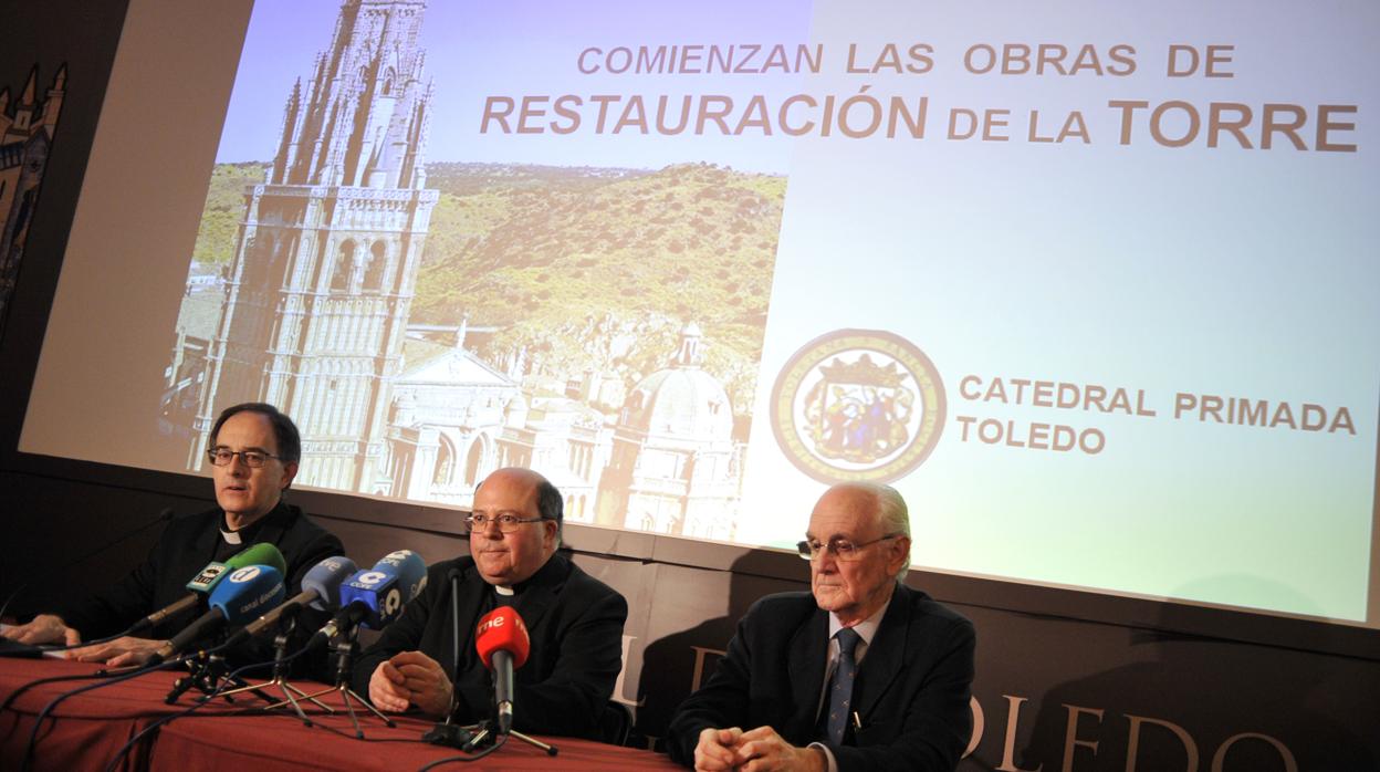 El proyecto de restauración ha sido presentado por el deán de la Catedral, Juan Miguel Ferrer (en el centro); el canónigo obrero Mayor, Francisco Javier Hernández de Pinto (a la izquierda); y el arquitecto conservador del templo, Jaime Castañón (a la derecha)