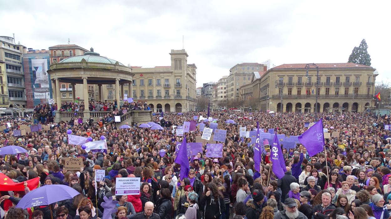 Miles de personas se han concentrado en la plaza del Castillo de Pamplona